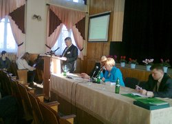 Питання реформування екологічної освіти в контексті сталого розвитку висвітлює  в.о. директора навчально-наукового інституту агроекології та землеустрою, доктор с.-г наук, професор, завідувач кафедри екології Національного університету водного господарства та природокористування М.О.Клименко.