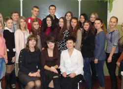 Перший ряд (з ліва на право): голова циклової комісії обліково-фінансових дисциплін агротехнічного коледжу М.Я. Ільчук, магістрат Г. Дудкевич та викладач коледжу – керівник наукової роботи студентів Н.С. Демченко-Ясинецька. Другий та третій ряд: студенти випускової групи 310-Б напряму підготовки «Облік і аудит»