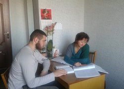 Доцент Оляднічук Наталія Володимирівна консультує Миколу Смолянець, студента 52-ом групи