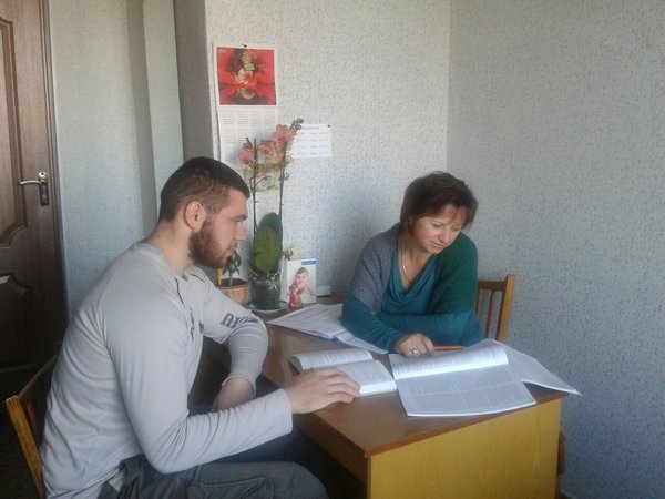 Доцент Оляднічук Наталія Володимирівна консультує Миколу Смолянець, студента 52-ом групи