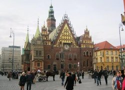 Центральна площа Ринок з ратушею в Старому місті