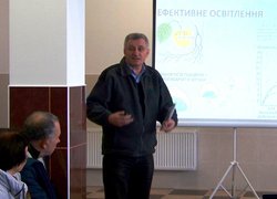 О.Мельник пояснює особливості формування й обрізування дерев