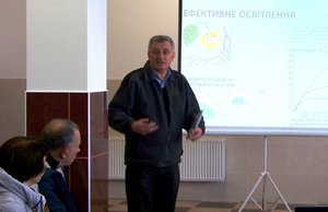 О.Мельник пояснює особливості формування й обрізування дерев