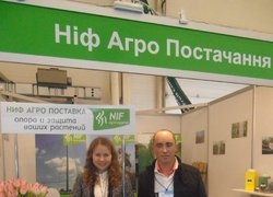 Випускник УНУС 2012 р. за спеціальністю "Плодоовочівництво і виноградарство" магістр Сергій Назарук (праворуч)