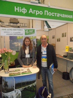 Випускник УНУС 2012 р. за спеціальністю "Плодоовочівництво і виноградарство" магістр Сергій Назарук (праворуч)