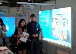 Старший викладач кафедри української та іноземних мов Каричковська Світлана Петрівна та представник ТОВ «Панасонік Україна Лтд»