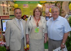 Наші випускники Володимир Воєводін та Юрій Маловічко з ректором Оленою Непочатенко