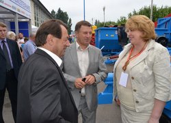 Директор ,,Уманьферммаш,, Анатолій Ліпкан знайомить з технікою заводу