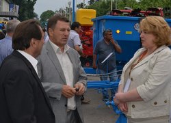 Директор ,,Уманьферммаш,, Анатолій Ліпкан знайомить з технікою заводу