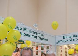 Міністр Мінагрополітики та продовольства України Микола Присяжнюк оглядає виставки вищих навчальних закладів