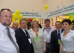 Керівники та співробітники університету на виставці