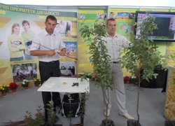 Викладачі кафедри плодівництва і виноградарства Петро Головатий та Роман Буцик проводять майстер-клас із вирощування та догляду саджанців яблуні