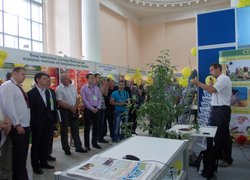 Викладачі кафедри плодівництва і виноградарства Петро Головатий та Роман Буцик проводять майстер-клас із вирощування та догляду саджанців яблуні