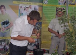 Викладачі кафедри плодівництва і виноградарства Петро Головатий та Роман Буцик проводять майстер-клас із вирощування та догляду саджанців яблуні
