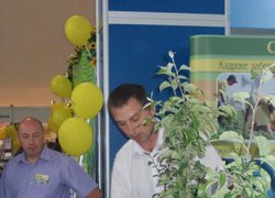 Викладачі кафедри плодівництва і виноградарства Петро Головатий та Роман Буцик проводять майстер-клас із вирощування та догляду саджанців яблуні