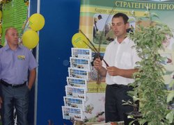 Викладачі кафедри плодівництва і виноградарства Петро Головатий та Роман Буцик проводять майстер-клас із вирощування та догляду саджанців яблуні