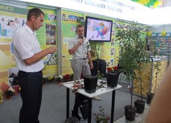 Викладачі кафедри плодівництва і виноградарства Петро Головатий та Роман Буцик проводять майстер-клас із вирощування та догляду саджанців яблуні