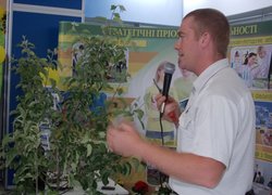 Викладачі кафедри плодівництва і виноградарства Петро Головатий та Роман Буцик проводять майстер-клас із вирощування та догляду саджанців яблуні