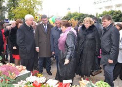 міський голова Юрій Бодров, голова райдержадміністрації Анатолій Петренко та гості  з Естонії;