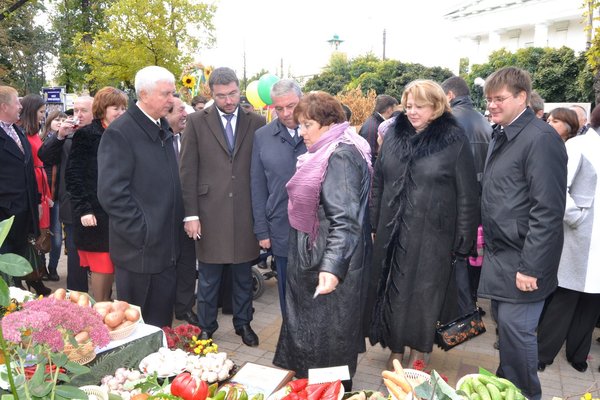 міський голова Юрій Бодров, голова райдержадміністрації Анатолій Петренко та гості  з Естонії;