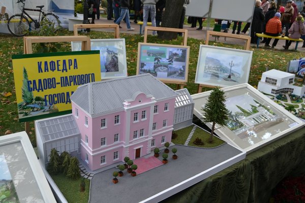 Наукову міць, навчальні досягнення та історичні традиції найстарішого ВНЗ держави із 170- річною історією – Уманського НУС – гідно представлено на Дні міста