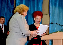 Ректор Олена Олександрівна вручає Почесну грамоту Міністерства аграрної політики та продовольства України Грицаєнко Зінаїді Мартинівні – доктору с.-г. наук, професору, члену-кореспонденту, академіку, заслуженому діячеві науки і техніки України, завідувачу кафедри біології