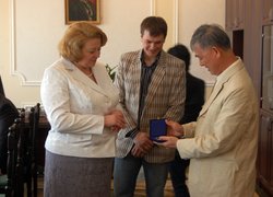 Ректору Олені Олександрівні представники таїландської сторони подарували символічний знак технологічного університету короля Монгкута в Тонбурі