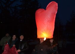 Запуск ліхтариків-сердець у вечірнє небо Умані