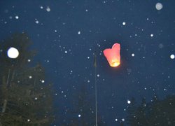 Запуск ліхтариків-сердець у вечірнє небо Умані