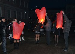 Запуск ліхтариків-сердець у вечірнє небо Умані