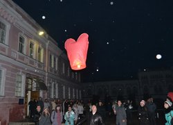 Запуск ліхтариків-сердець у вечірнє небо Умані